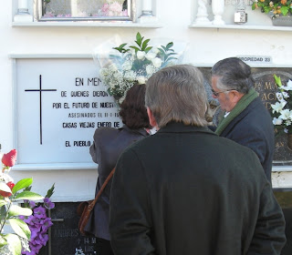 Ofrenda floral en el cementerio