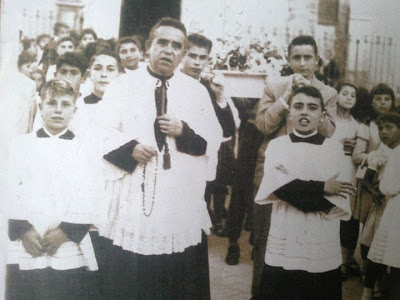 Los monaguillos. La procesión va por fuera