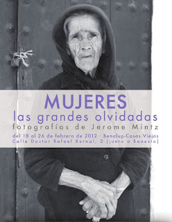 Catálogos de la exposición mujeres y libretos de los llorones y los turistas