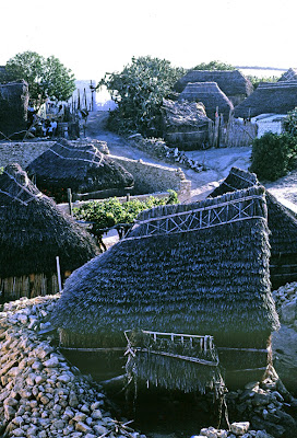 Cruce de calles, laberinto de chozas.