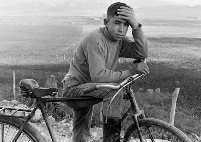 A recoger algodón en bicicleta