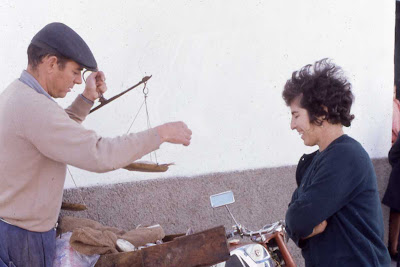 «Consumir menos, consumir mejor» y la sociedad tradicional benalupense. El pequeño comercio.