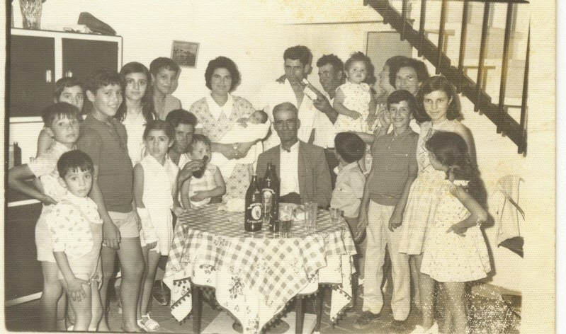 Leyendo la foto de la familia «Chineja»