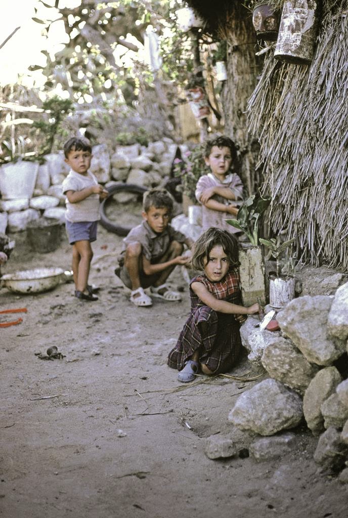 Los niños hombres. Niños jugando. 19