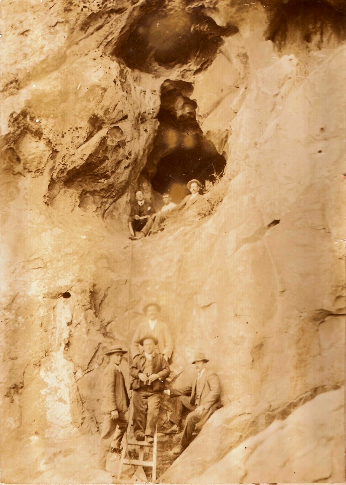 La historia de B-CV en sus documentos. El Tajo de las Figuras. Fotografías 3