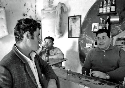 En la barra del bar de Manolo Gómez