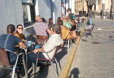 Y el tiempo pasa y los bares siguen siendo benditos
