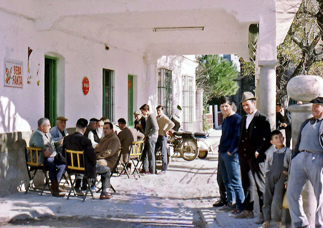 Casas Viejas en el Smithsonian. Carnaval. El bar de Ricardo. 1