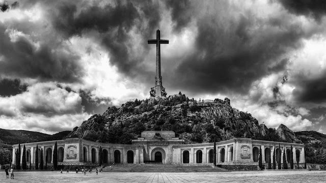 Leer y viajar antídoto contra el fatalismo. Eslava Galán. Curiosas coincidencias. El Valle de los Cáidos. 5