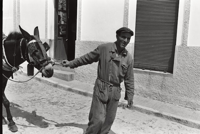 Los lugares emblemáticos de Mintz. El ámbito público. Las tiendas.10