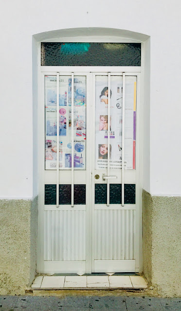 Las puertas de Benalup-Casas Viejas. 43. Puerta de la tienda de Amparo 44. Puerta escaparate de la tienda de Amparo