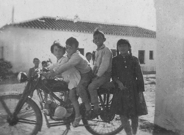 Una Guzzi y cuatro chavales en las Lomas