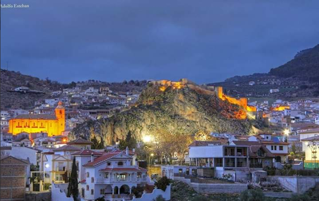 Leer y viajar antídoto contra el fatalismo. Juan Eslava Galán. La nostalgia ya no es lo que era antes. La ciudad medieval de Íllora. 2