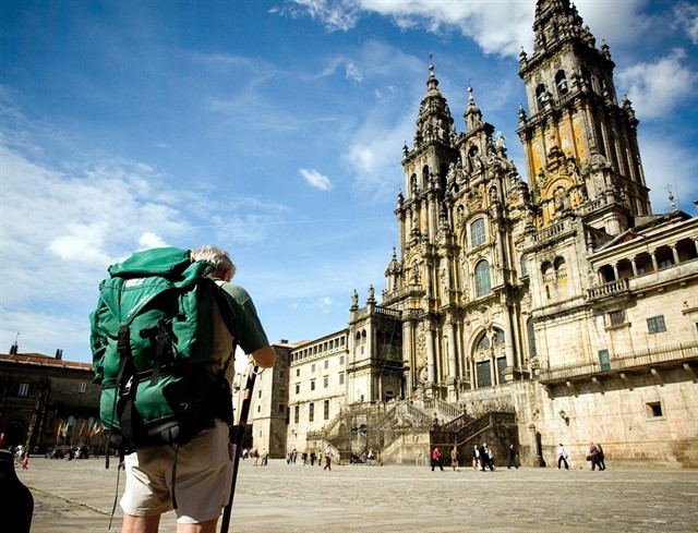Leer y viajar: antídoto contra el fatalismo. La nostalgia como principio del miedo. Santiago de Compostela y los peregrinos. 2