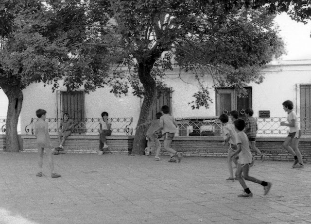 Ocio y entretenimiento en el Benalup de Sidonia de Mintz. Jugando al fútbol en la Alameda. 5
