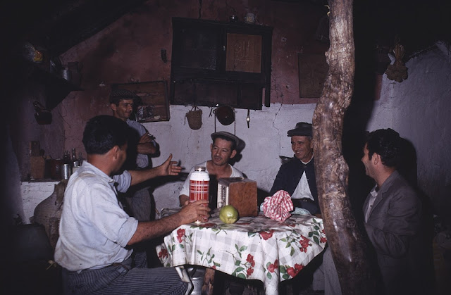 Ocio y entretenimiento en el Benalup de Sidonia de Mintz. Amigos tomando café. 12