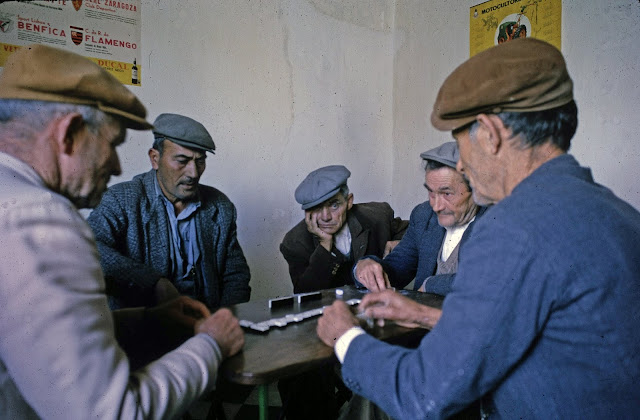 Ocio y entretenimiento en el Benalup de Sidonia de Mintz. Partida de dominó. 15