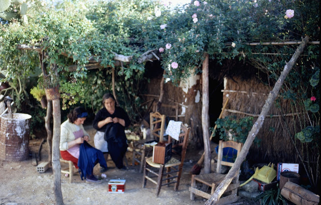 Ocio y entretenimiento en el Benalup de Sidonia de Mintz. Madre e hija cosen mientras escuchan la radio. 18