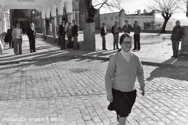 Ocio y entretenimiento en el Benalup de Sidonia de Mintz. Mujer atravesando la Alameda. 20