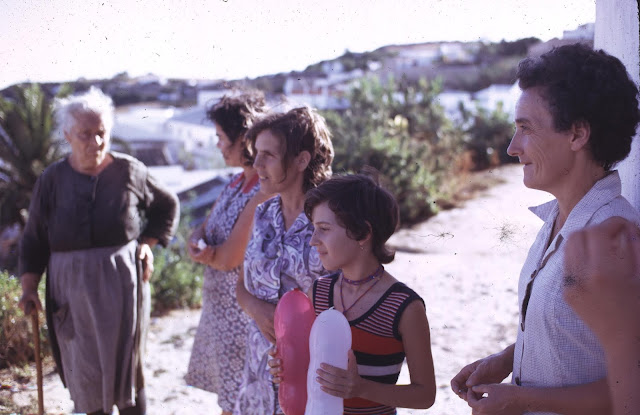 Ocio y entretenimiento en el Benalup de Sidonia de Mintz. Mujeres charlando. 19